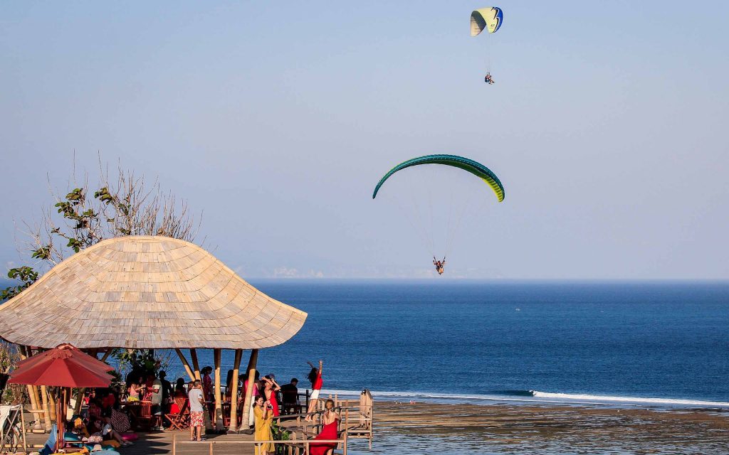 Aktivitas paragliding di Bali